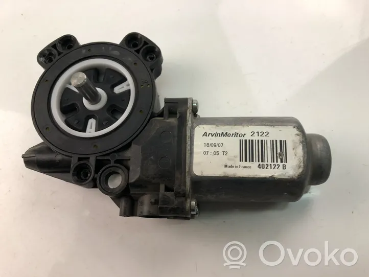 Nissan NP300 Moteur de lève-vitre de porte arrière 402122B