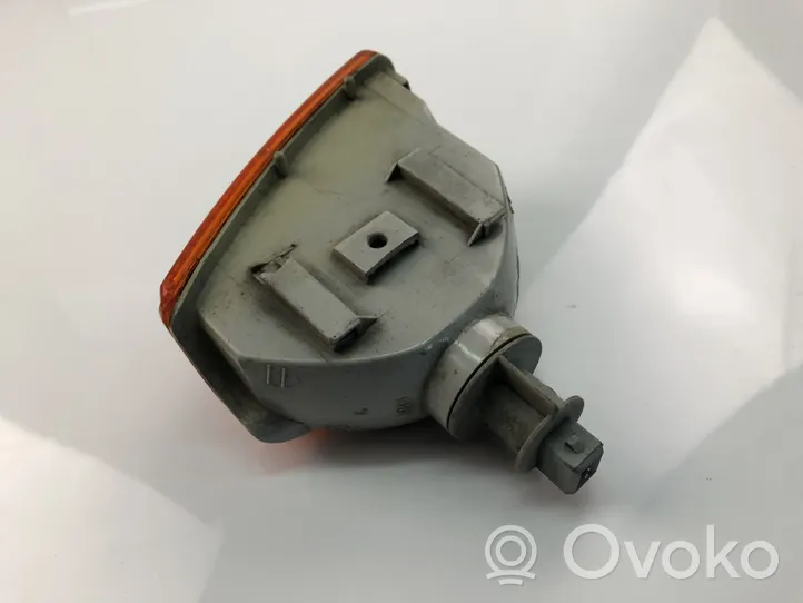 Volkswagen Polo II 86C 2F Indicatore di direzione del parafango anteriore 867953049