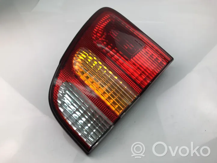 Toyota Land Cruiser (J100) Lampy tylnej klapy bagażnika 8158060120