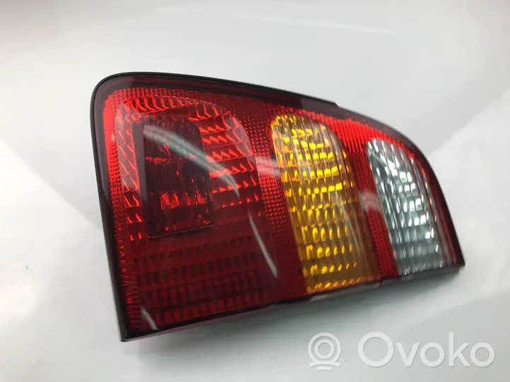 Toyota Land Cruiser (J100) Lampy tylnej klapy bagażnika 