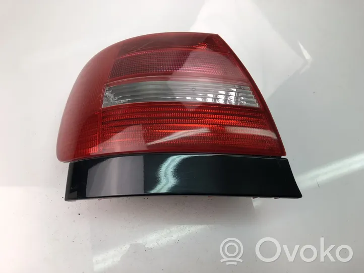 Audi A4 S4 B5 8D Luci posteriori del portellone del bagagliaio 289901