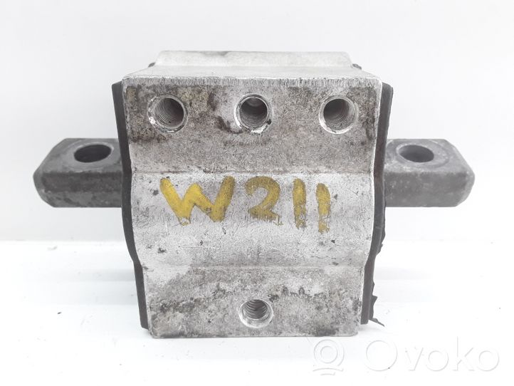 Mercedes-Benz E W211 Supporto della scatola del cambio A2122400418