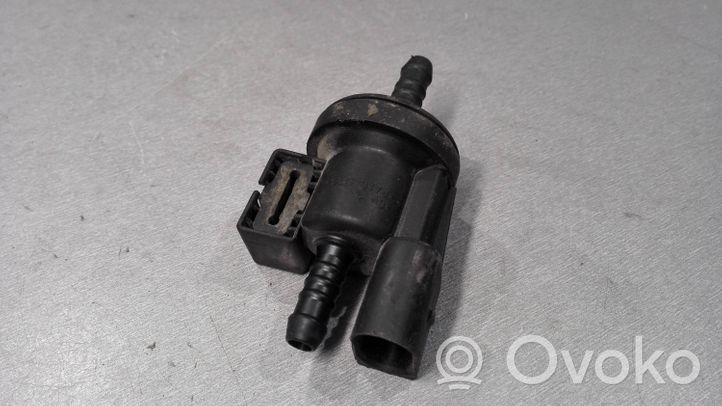 Volkswagen PASSAT B6 Breather valve 06E906517A