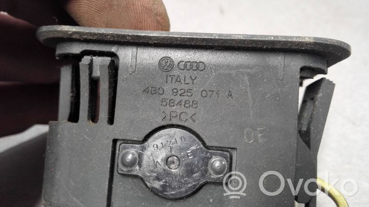 Audi A6 S6 C5 4B 12 voltin pistorasia (takana) 4B0925071A
