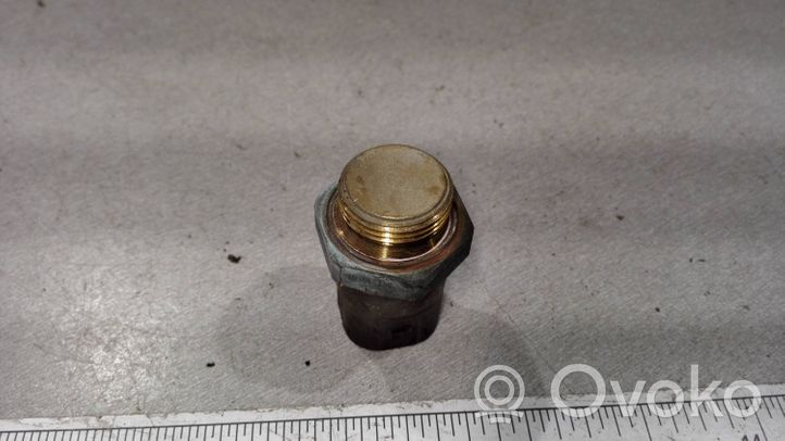 Volkswagen PASSAT B4 Sonde de température de liquide de refroidissement 867959481