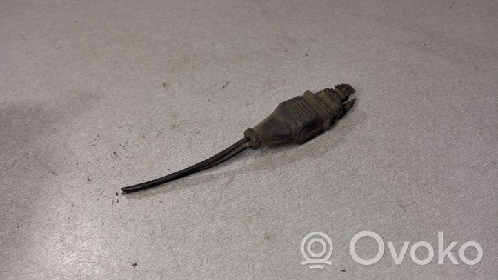 Volkswagen PASSAT B5 Sensore temperatura esterna 8D0820535