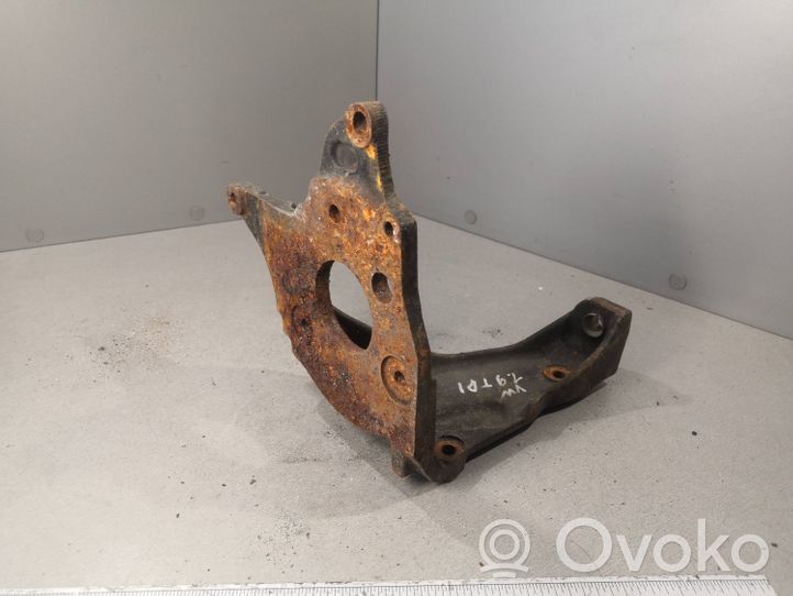 Volkswagen Golf III Support pompe injection à carburant 028130147B