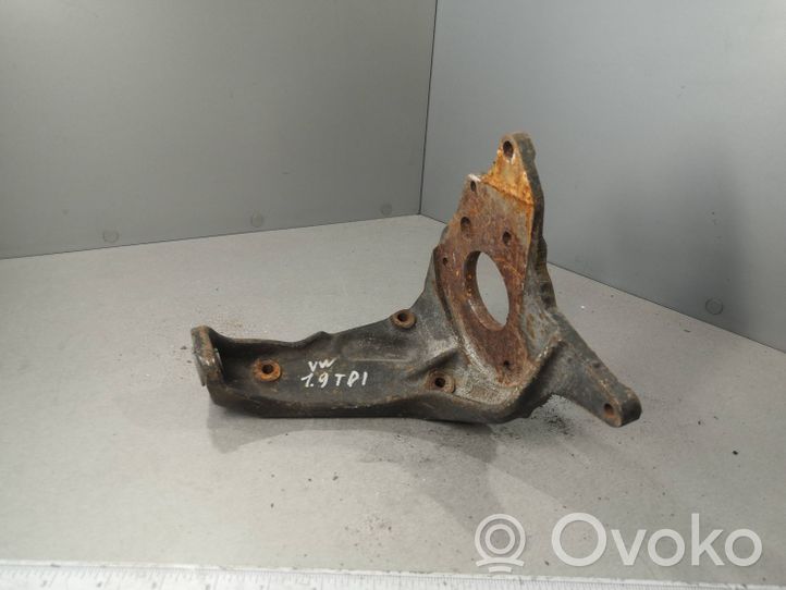 Volkswagen Golf III Support pompe injection à carburant 028130147B