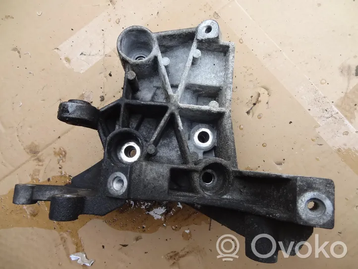 Audi A4 S4 B7 8E 8H Supporto di montaggio della pompa del servosterzo 059145169AA