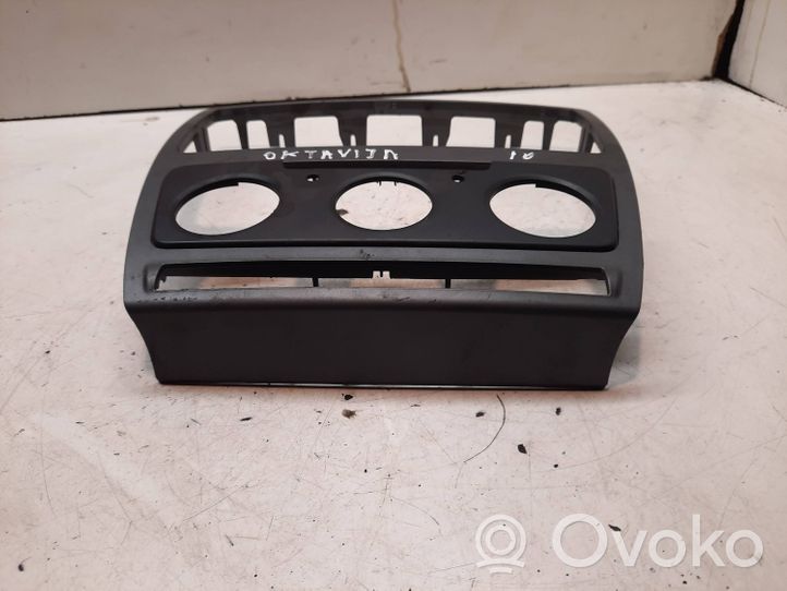 Skoda Octavia Mk2 (1Z) Rivestimento pannello centrale del cruscotto 