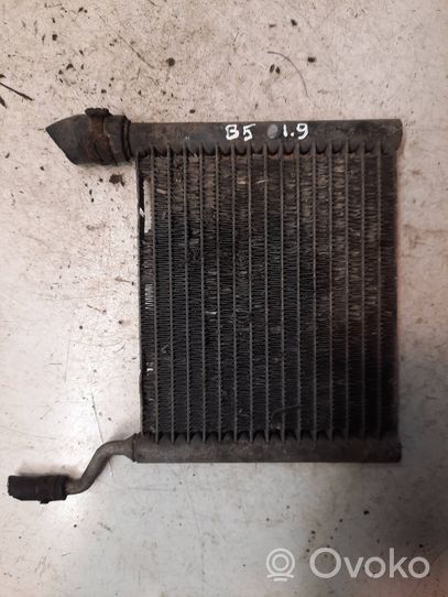 Volkswagen PASSAT B5 Degvielas dzesētājs (radiators) 8D0203503A