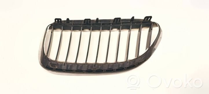 BMW 6 E63 E64 Grille calandre supérieure de pare-chocs avant 51137008916