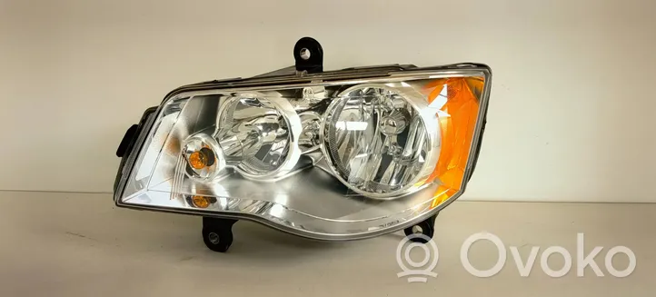 Chrysler Town & Country V Lampa przednia 05113337AE