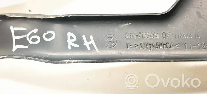 BMW 5 E60 E61 Radiatoru paneļa sānu daļa (televizors) 51647163483