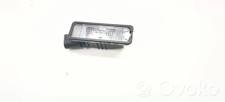 Volkswagen Golf VII Lampa oświetlenia tylnej tablicy rejestracyjnej 1K8943021