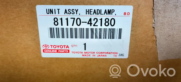 Toyota RAV 4 (XA10) Lampa przednia 8117042180