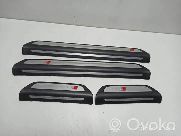 Audi Q3 8U Garniture de protection de seuil intérieur 