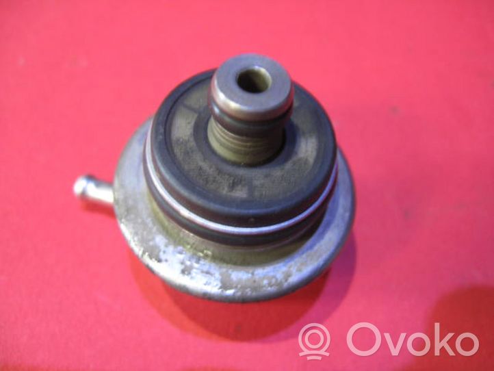 Audi 80 90 S2 B4 Regolatore di pressione del carburante 0280160507