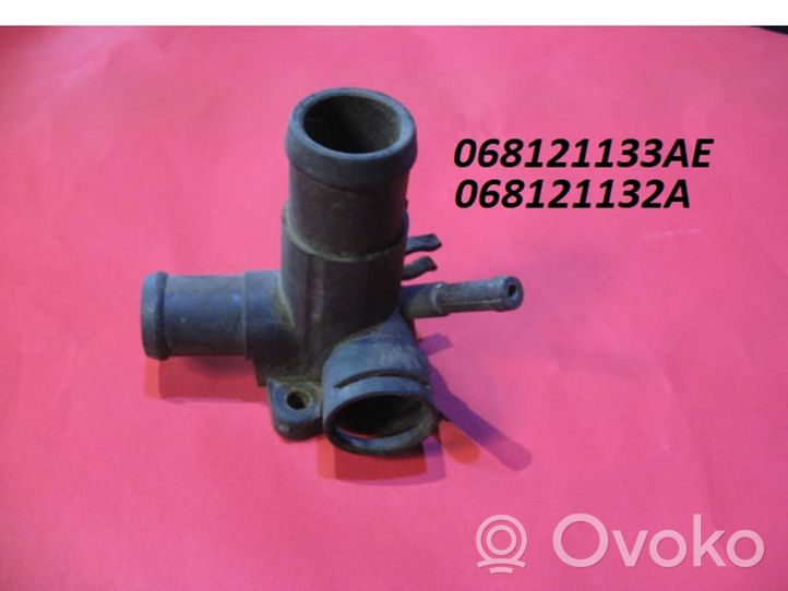 Volkswagen PASSAT B4 Engine coolant pipe/hose 068121133AE