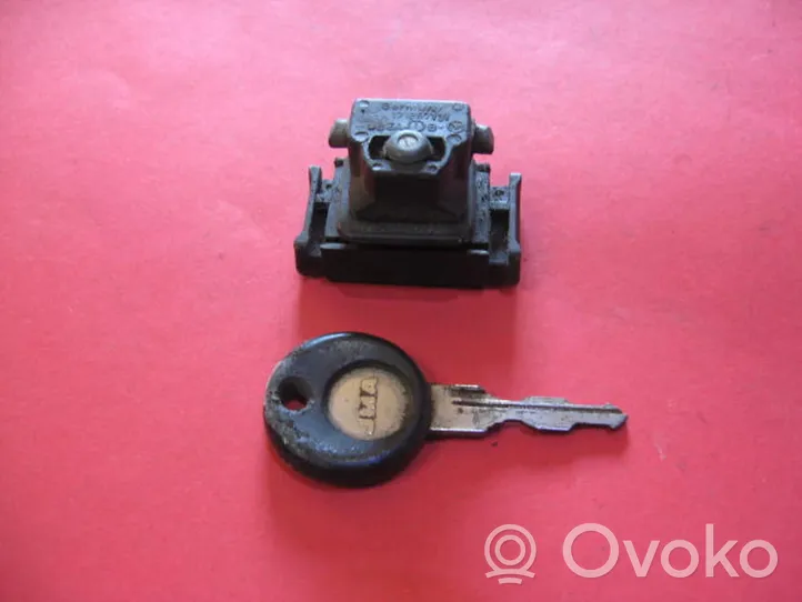 Audi 80 90 B2 Glove box lock 171857131