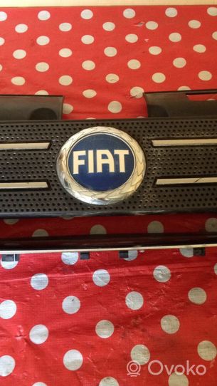 Fiat Idea Maskownica / Grill / Atrapa górna chłodnicy 735357980