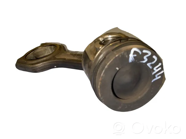 Ford Focus Piston with connecting rod 