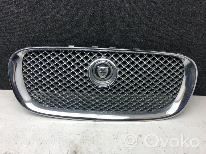 Jaguar XF Etupuskurin ylempi jäähdytinsäleikkö 8X238A100