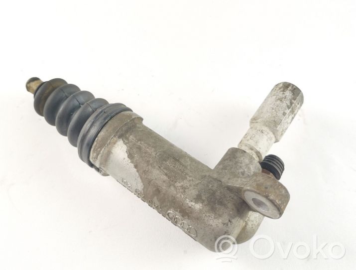 Audi A4 S4 B5 8D Główny cylinder sprzęgła 4A0721261