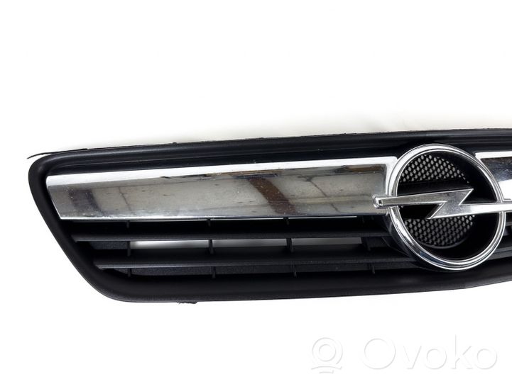 Opel Meriva A Front bumper upper radiator grill 13207140