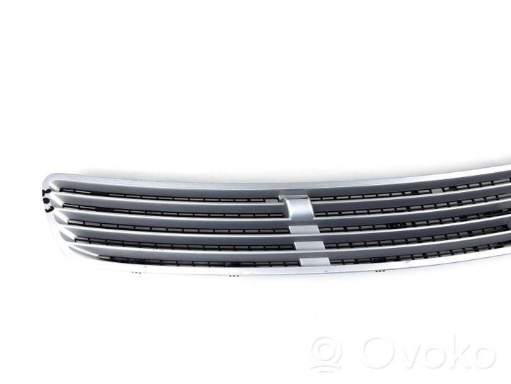 Mercedes-Benz C W203 Kratka wlotu powietrza na maskę 2038800205