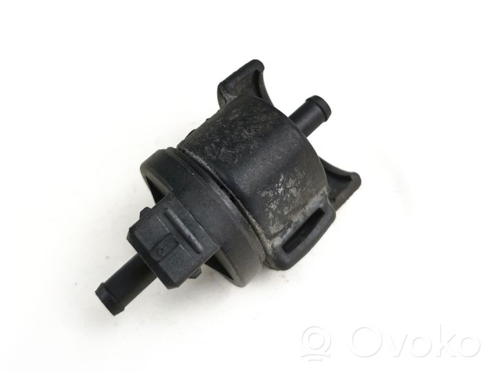 Volkswagen Touran I Valve vacuum 058133459