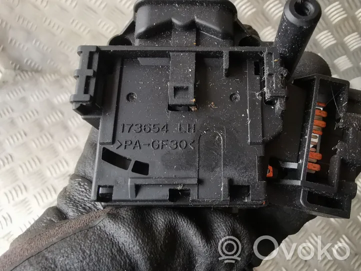 Toyota Avensis T250 Leva/interruttore dell’indicatore di direzione e tergicristallo 173654