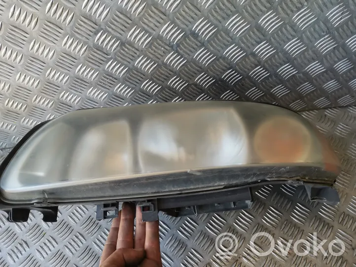 Volvo S60 Lampa przednia 30698825