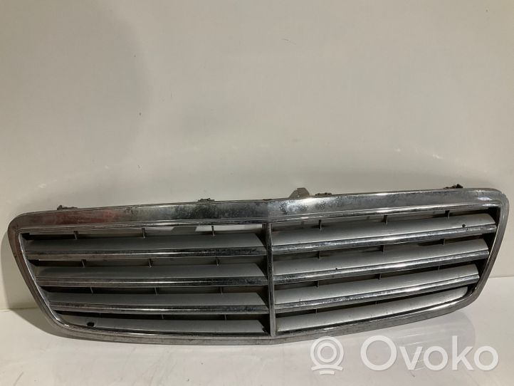 Mercedes-Benz C W203 Etupuskurin ylempi jäähdytinsäleikkö A2038800223