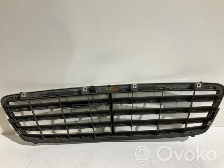 Mercedes-Benz C W203 Etupuskurin ylempi jäähdytinsäleikkö A2038800223