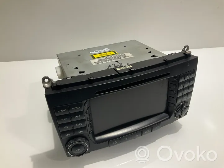 Mercedes-Benz CLK A209 C209 Unidad delantera de radio/CD/DVD/GPS A2098205489