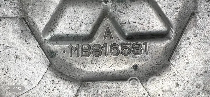 Mitsubishi Pajero Заводская крышка (крышки) от центрального отверстия колеса MB816581