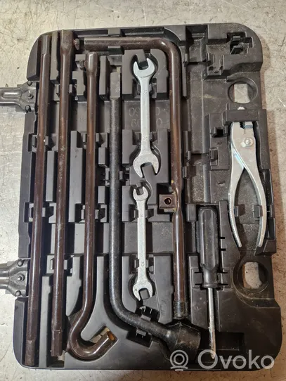 Toyota Land Cruiser (J120) Tool set 6020009120