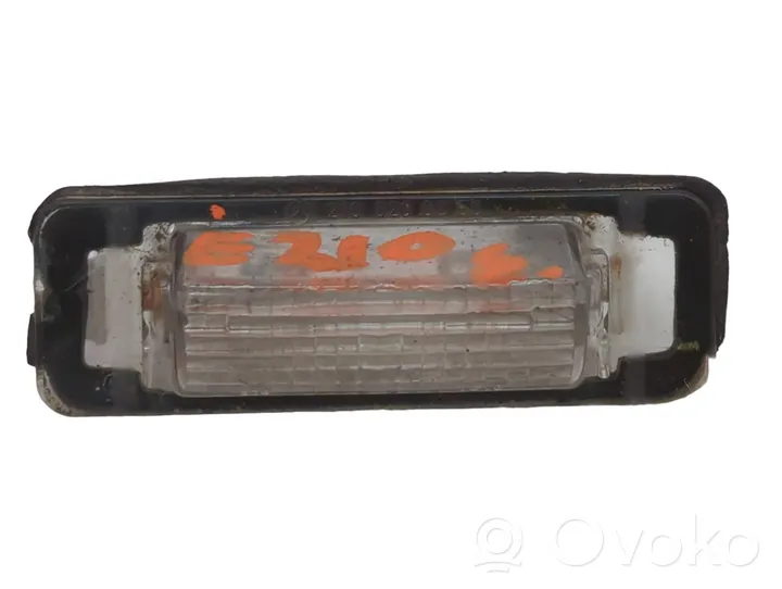 Mercedes-Benz E W210 Lampa oświetlenia tylnej tablicy rejestracyjnej 2108200356