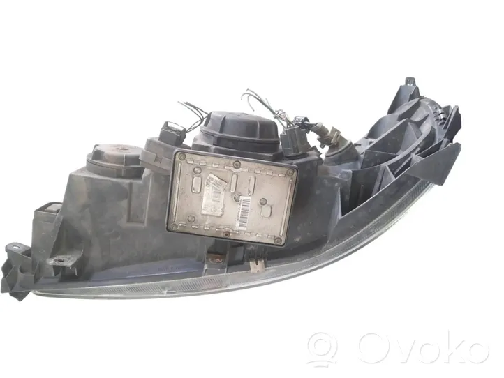 Volvo S60 Lampa przednia 8693657