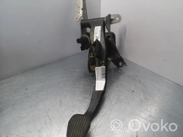 Ford Grand C-MAX Pedal de embrague AV617B633