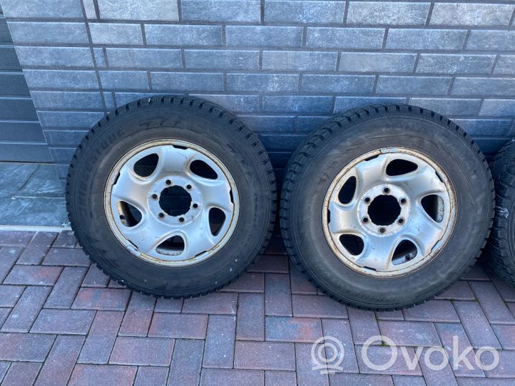Toyota Hilux (N140, N150, N160, N170) Neumáticos de invierno/nieve con tacos R16 C BRIDGESTONE