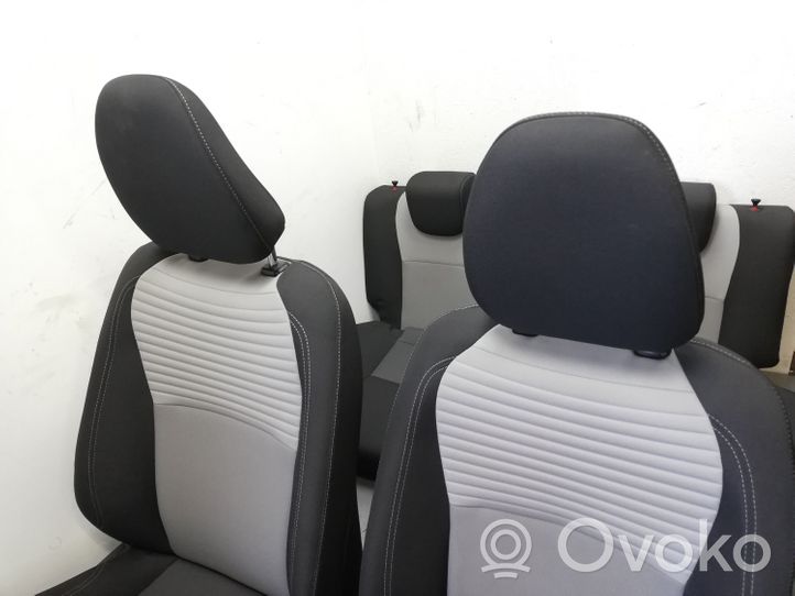 Toyota Auris E180 Kit intérieur 