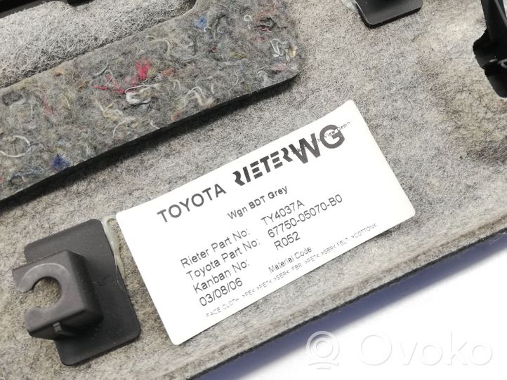 Toyota Avensis T250 Poszycie / Tapicerka tylnej klapy bagażnika 6775005070