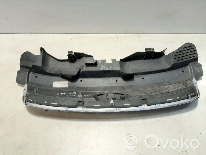 Ford Kuga I Grille calandre supérieure de pare-chocs avant 8V416P013AD