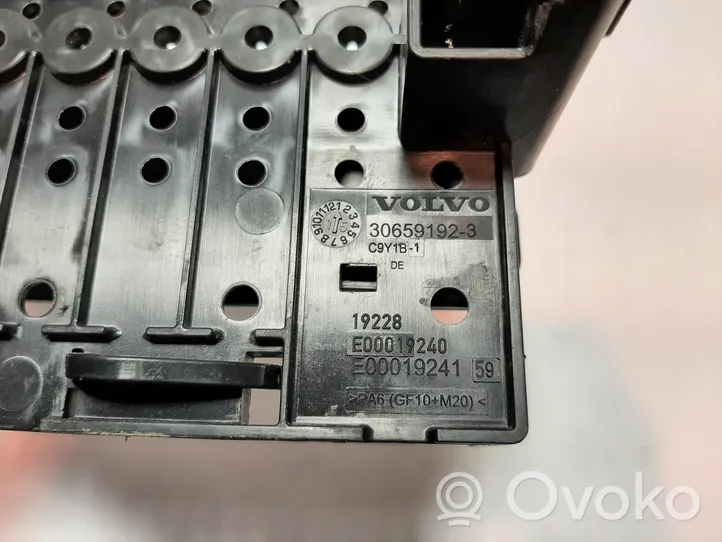 Volvo V40 Boîte à fusibles relais 30659192