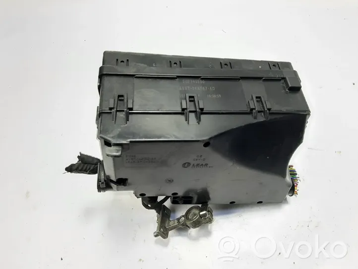 Volvo V40 Boîte à fusibles relais AV6T14A067AD