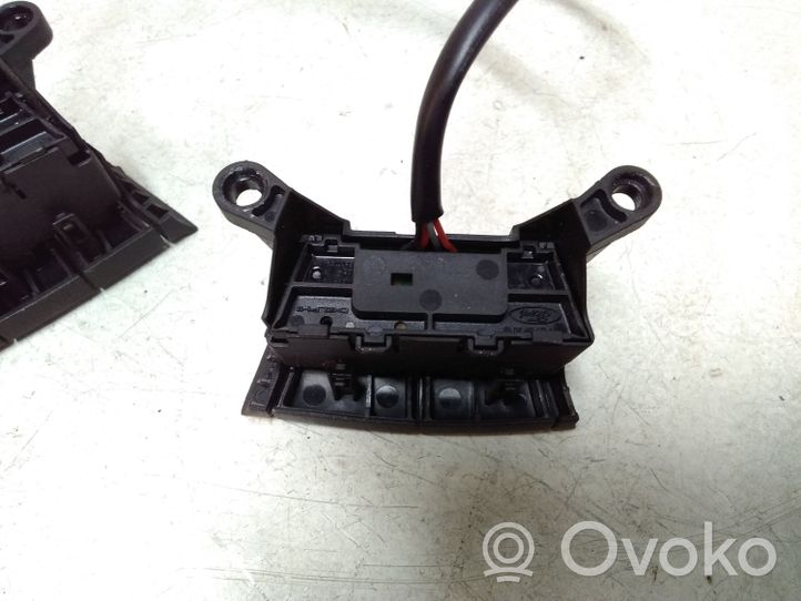 Ford Focus Pulsanti/interruttori sul volante G952A30347739B