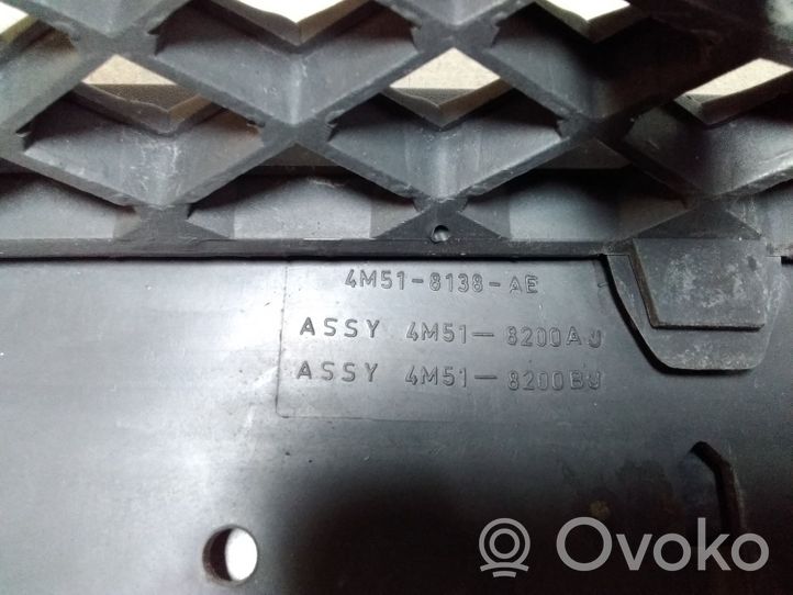 Ford Focus Maskownica / Grill / Atrapa górna chłodnicy 4M518200AJ