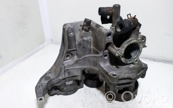 Mazda 6 Support de générateur / alternateur R2AA15176